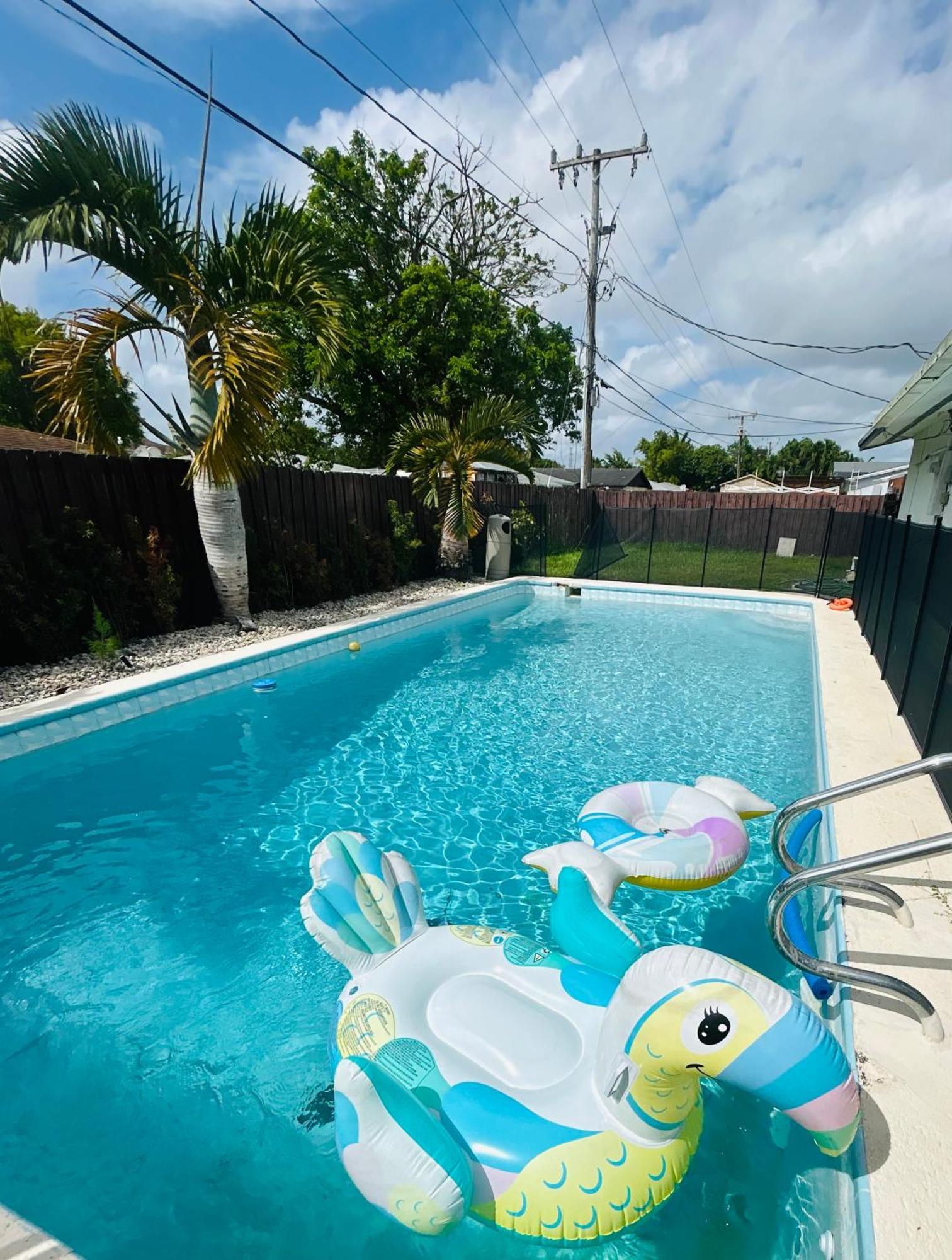 Spacious Home Cutler Bay Pool Exterior photo